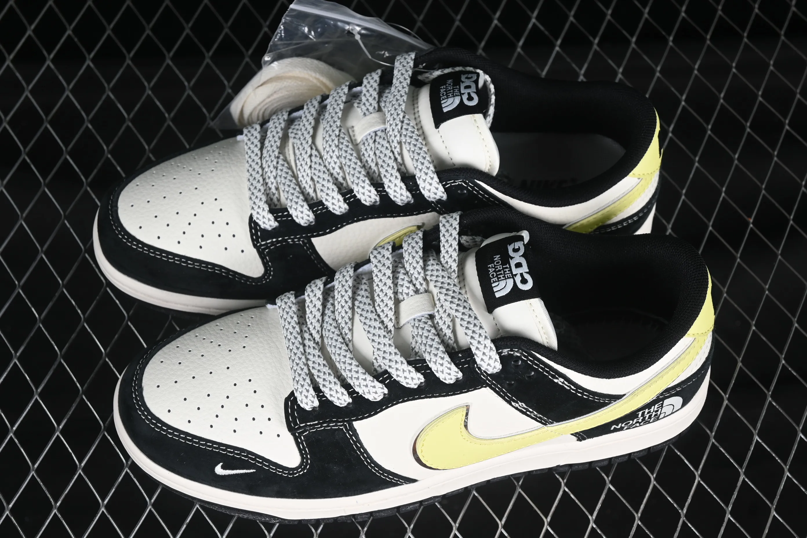 All categories Nk SB Dunk Series Nk SB Dunk Low Low-top sneakers Nk SB Dunk Low North Face joint beige black and yellow hook Anniversary high-end customization Low-top casual sneakers XX3168-113